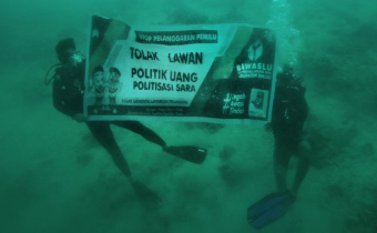 Bawaslu Sinjai Bentangkan Spanduk Bawah Laut