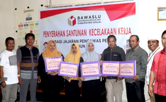 Bawaslu Beri Santunan Kecalakaan Kerja Pada Pengawas Pemilu